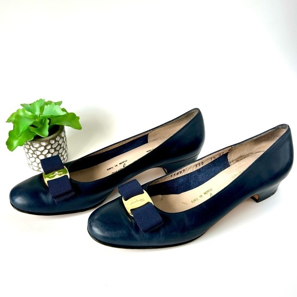 Ferragamo Vara Low Heel Bow Pumps Navy Blue Leather Size 7.5 A2 Narrow - Picture 3 of 10